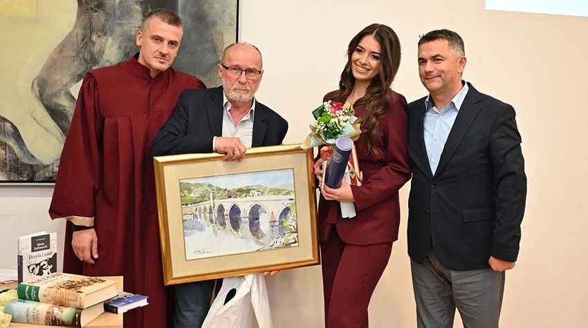 SWOT AWARDS TOP STUDENT SARA BLAGOJEVIĆ WITH A LAPTOP